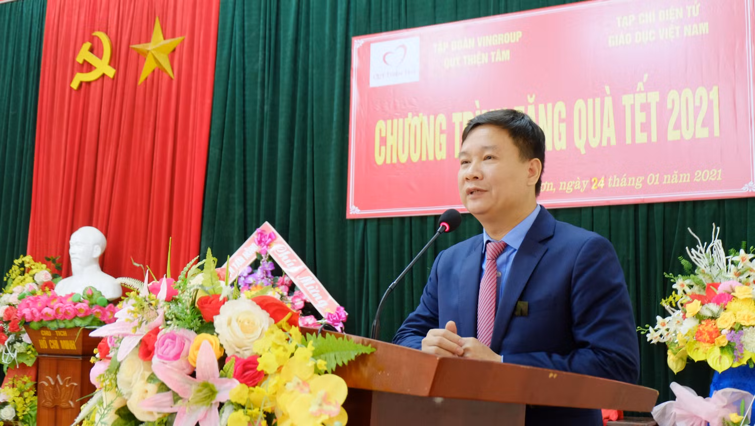 Nhà báo Nguyễn Tiến Bình - Tổng biên tập Tạp chí điện tử Giáo dục Việt Nam gửi lời thăm hỏi, động viên bà con có hoàn cảnh khó khăn dịp Tết Tân Sửu 2021. Nhà báo Nguyễn Tiến Bình cũng mong mỏi bà con động viện con em mình học tập, vươn lên khỏi nghịch cảnh để thoát nghèo. Nhà báo Nguyễn Tiến Bình - Tổng biên tập Tạp chí điện tử Giáo dục Việt Nam gửi lời thăm hỏi, động viên bà con có hoàn cảnh khó khăn dịp Tết Tân Sửu 2021. Nhà báo Nguyễn Tiến Bình cũng mong mỏi bà con động viện con em mình học tập, vươn lên khỏi nghịch cảnh để thoát nghèo.