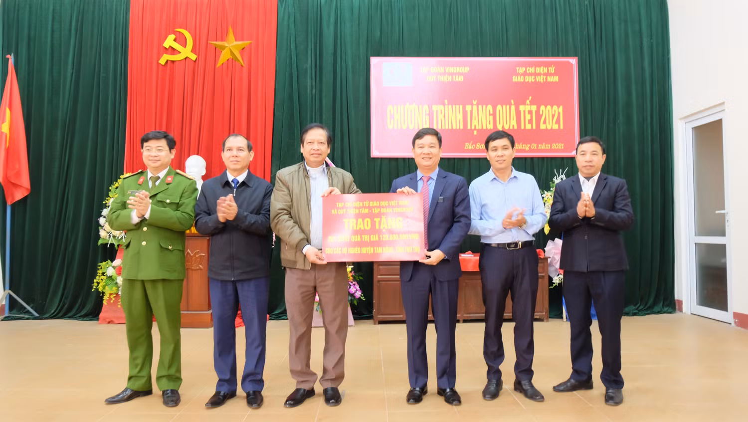 Tạp chí điện tử Giáo dục Việt Nam trao 201 suất quà cho huyện Tam Nông- Phú Thọ. Tạp chí điện tử Giáo dục Việt Nam trao 201 suất quà cho huyện Tam Nông- Phú Thọ.