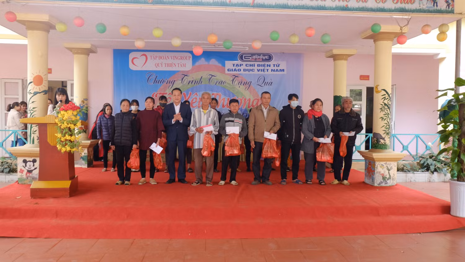 Ông Nguyễn Công Huân - Phó chủ tịch Ủy ban nhân dân thị xã Phú Thọ tặng quà các gia đình có hoàn cảnh khó khăn. Ông Nguyễn Công Huân - Phó chủ tịch Ủy ban nhân dân thị xã Phú Thọ tặng quà các gia đình có hoàn cảnh khó khăn.