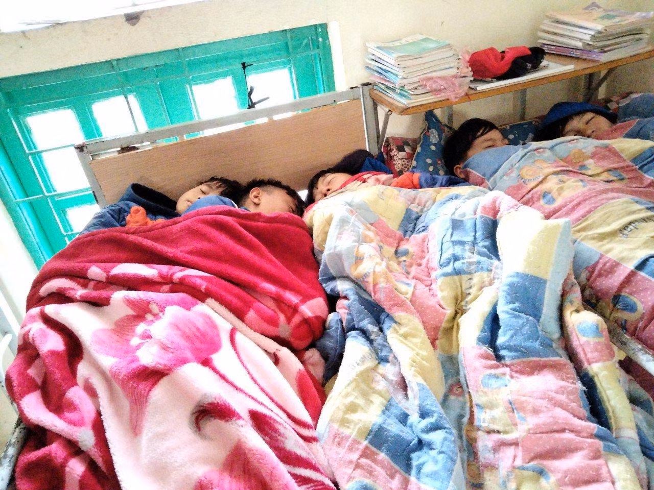 Học sinh bán trú ở Nậm Pồ không bị đói, bị rét trong mùa Đông lạnh kỷ lục. Học sinh bán trú ở Nậm Pồ không bị đói, bị rét trong mùa Đông lạnh kỷ lục.