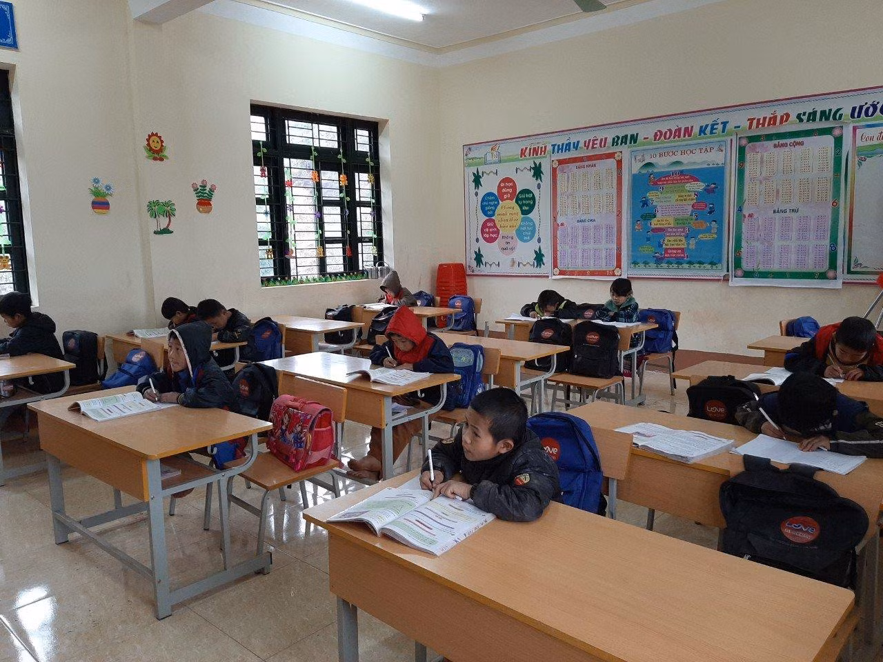 Nhiệt độ nhiều ngày đang có diễn biến phức tạp, có lúc giảm sâu, học sinh ở Nậm Pồ vẫn đảm bảo ấm áp để học tập. Nhiệt độ nhiều ngày đang có diễn biến phức tạp, có lúc giảm sâu, học sinh ở Nậm Pồ vẫn đảm bảo ấm áp để học tập.