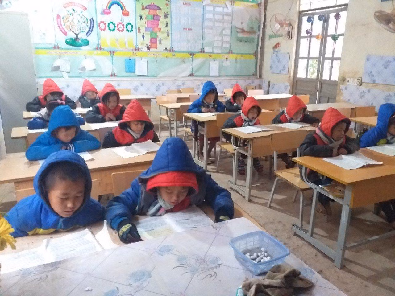 Các em học sinh ở trường Phổ thông dân tộc bán trú Tiểu học Vàng Đán được đảm bảo giữ ấm trong mùa rét. Các em học sinh ở trường Phổ thông dân tộc bán trú Tiểu học Vàng Đán được đảm bảo giữ ấm trong mùa rét.
