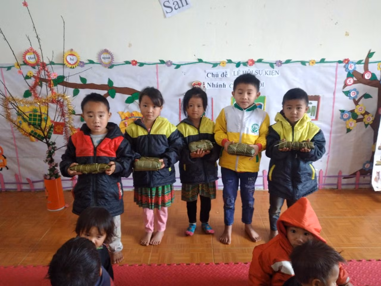 Các bạn nhỏ bên sản phẩm bánh chưng đầu đời.