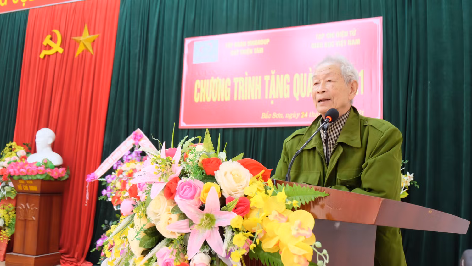 Thay mặt bà con nhân dân có hoàn cảnh khó khăn ở 2 xã Bắc Sơn và Nam Sơn, ông Nguyễn Tiến Nhung (88 tuổi) phát biểu cảm ơn Tạp chí điện tử Giáo dục Việt Nam, các nhà hảo tâm đã quan tâm giúp đỡ bà con trong hoàn cảnh khó khăn. "Một miếng khi đói bằng một gói khi no", việc làm này sẽ giúp bà con có động lực vươn lên thoát nghèo, ông Nhung bày tỏ. Thay mặt bà con nhân dân có hoàn cảnh khó khăn ở 2 xã Bắc Sơn và Nam Sơn, ông Nguyễn Tiến Nhung (88 tuổi) phát biểu cảm ơn Tạp chí điện tử Giáo dục Việt Nam, các nhà hảo tâm đã quan tâm giúp đỡ bà con trong hoàn cảnh khó khăn. "Một miếng khi đói bằng một gói khi no", việc làm này sẽ giúp bà con có động lực vươn lên thoát nghèo, ông Nhung bày tỏ.