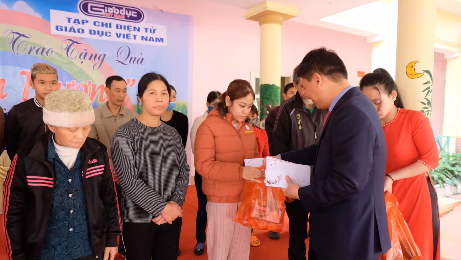 Những món quà thiết thực được Tạp chí điện tử Giáo dục Việt Nam gửi đến bà con nhân dân thị xã Phú Thọ dịp Tết đến, xuân về. Những món quà thiết thực được Tạp chí điện tử Giáo dục Việt Nam gửi đến bà con nhân dân thị xã Phú Thọ dịp Tết đến, xuân về.