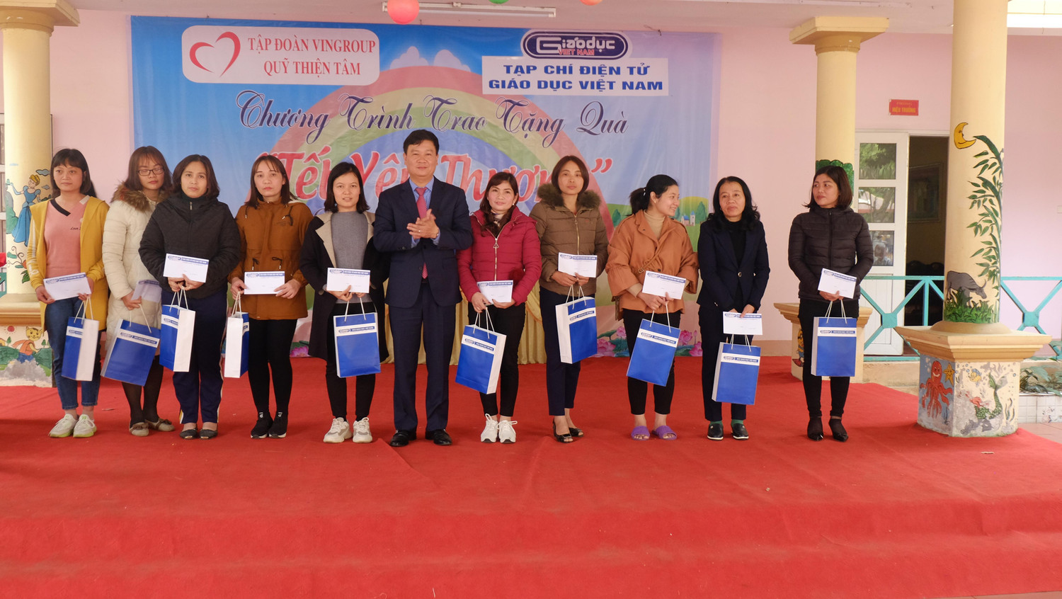Tết này với các thầy cô giáo bớt khó khăn phần nào vì sự sẻ chia, động viên kịp thời. Tết này với các thầy cô giáo bớt khó khăn phần nào vì sự sẻ chia, động viên kịp thời.