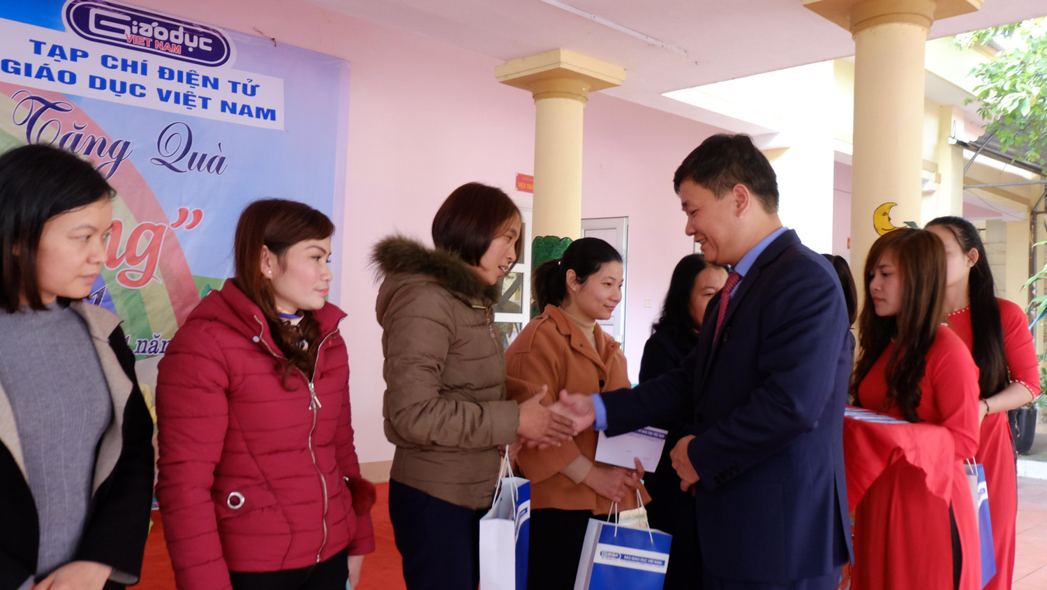 Nhà báo Nguyễn Tiến Bình – Tổng biên tập Tạp chí điện tử Giáo dục Việt Nam đã chia sẻ và động viên các thầy cô giáo còn khó khăn trên địa bàn thị xã Phú Thọ. Nhà báo Nguyễn Tiến Bình – Tổng biên tập Tạp chí điện tử Giáo dục Việt Nam đã chia sẻ và động viên các thầy cô giáo còn khó khăn trên địa bàn thị xã Phú Thọ.