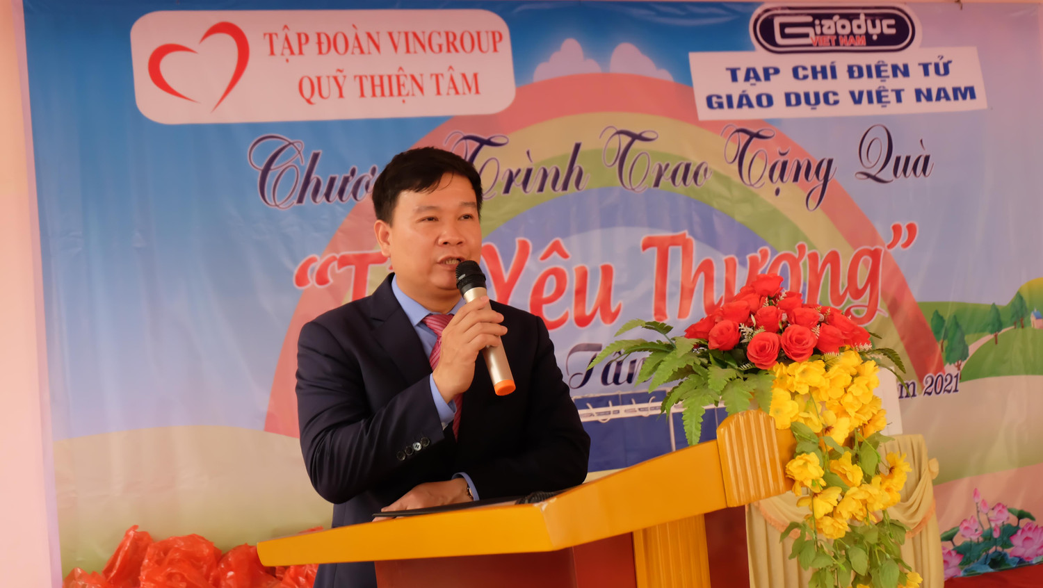 Nhà báo Nguyễn Tiến Bình - Tổng biên tập Tạp chí điện tử Giáo dục Việt Nam chia sẻ với những giáo viên còn khó khăn trên địa bàn thị xã Phú Thọ. Nhà báo Nguyễn Tiến Bình mong các thầy cô giáo vượt lên hoàn cảnh để cống hiến nhiều hơn nữa cho giáo dục. Nhà báo Nguyễn Tiến Bình - Tổng biên tập Tạp chí điện tử Giáo dục Việt Nam chia sẻ với những giáo viên còn khó khăn trên địa bàn thị xã Phú Thọ. Nhà báo Nguyễn Tiến Bình mong các thầy cô giáo vượt lên hoàn cảnh để cống hiến nhiều hơn nữa cho giáo dục.