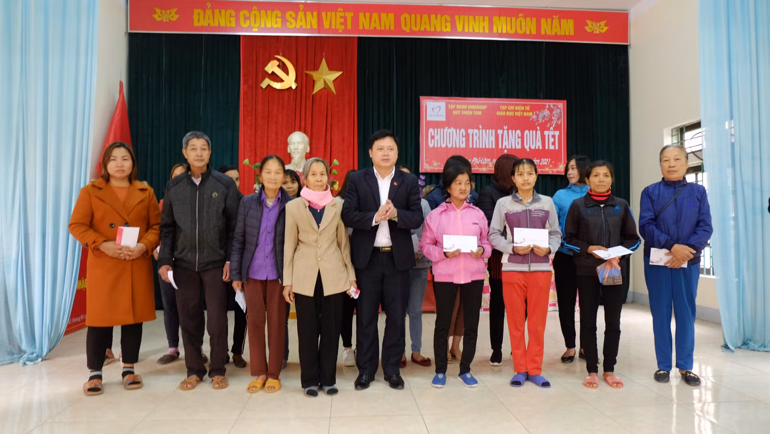 Ông Nguyễn Anh Hùng - Phó chủ tịch ủy ban nhân dân huyện Đoan Hùng mong bà con cố gắng, vượt qua nghịch cảnh vươn lên thoát nghèo. Ông Nguyễn Anh Hùng - Phó chủ tịch ủy ban nhân dân huyện Đoan Hùng mong bà con cố gắng, vượt qua nghịch cảnh vươn lên thoát nghèo.