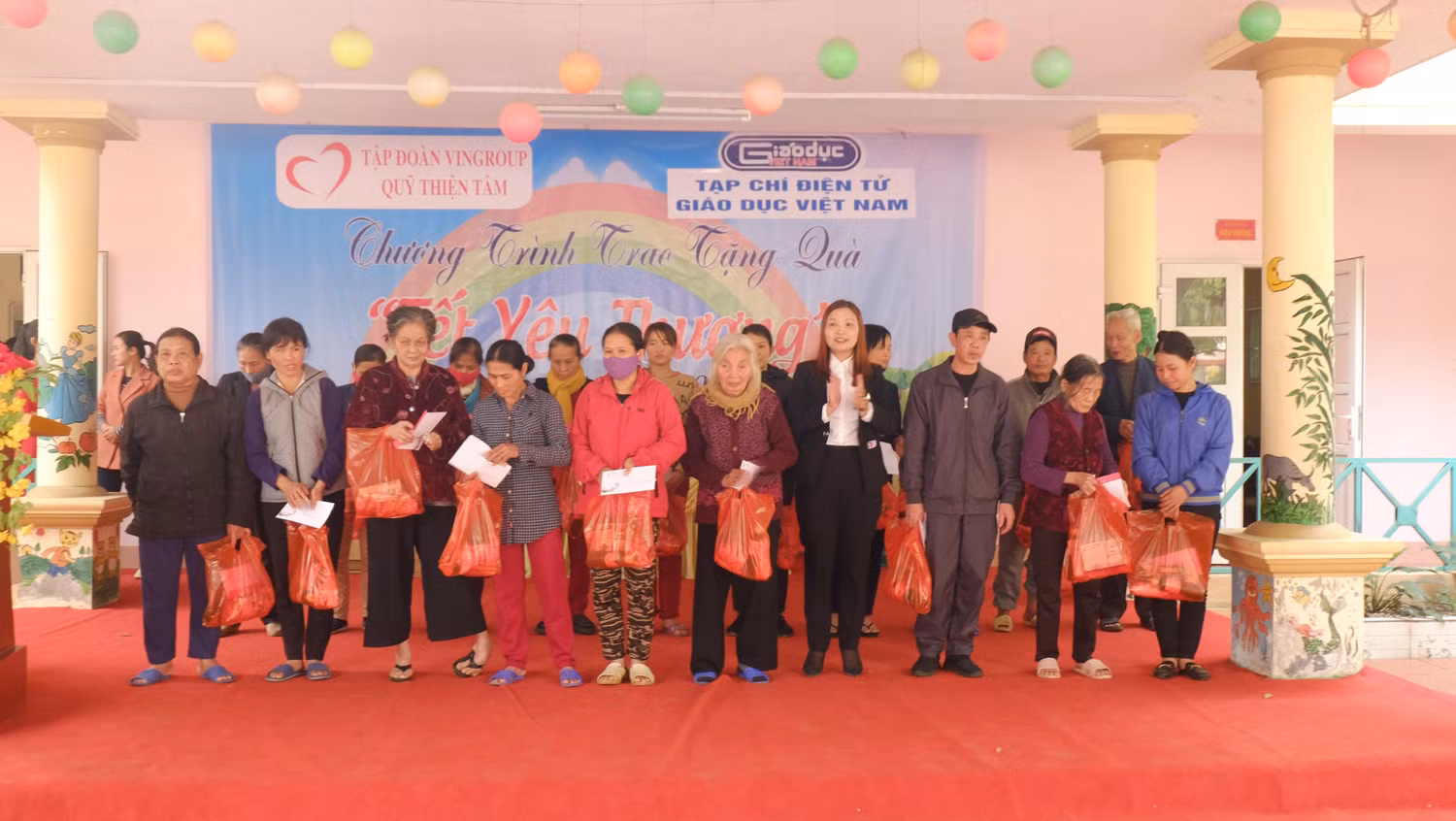 Bà Ma Thị Ngọc Hà - Phó chủ tịch Ủy ban nhân dân phường Hùng Vương, thị xã Phú Thọ tặng quà bà con nghèo. Bà Ma Thị Ngọc Hà - Phó chủ tịch Ủy ban nhân dân phường Hùng Vương, thị xã Phú Thọ tặng quà bà con nghèo.