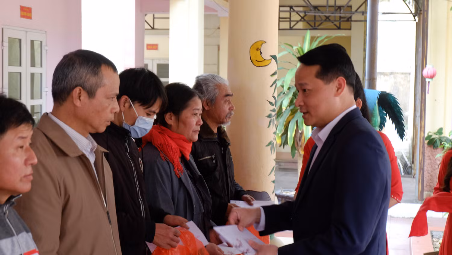 Những món quà tuy không lớn nhưng là nguồn động viên quan trọng đối với bà con khó khăn. Những món quà tuy không lớn nhưng là nguồn động viên quan trọng đối với bà con khó khăn.