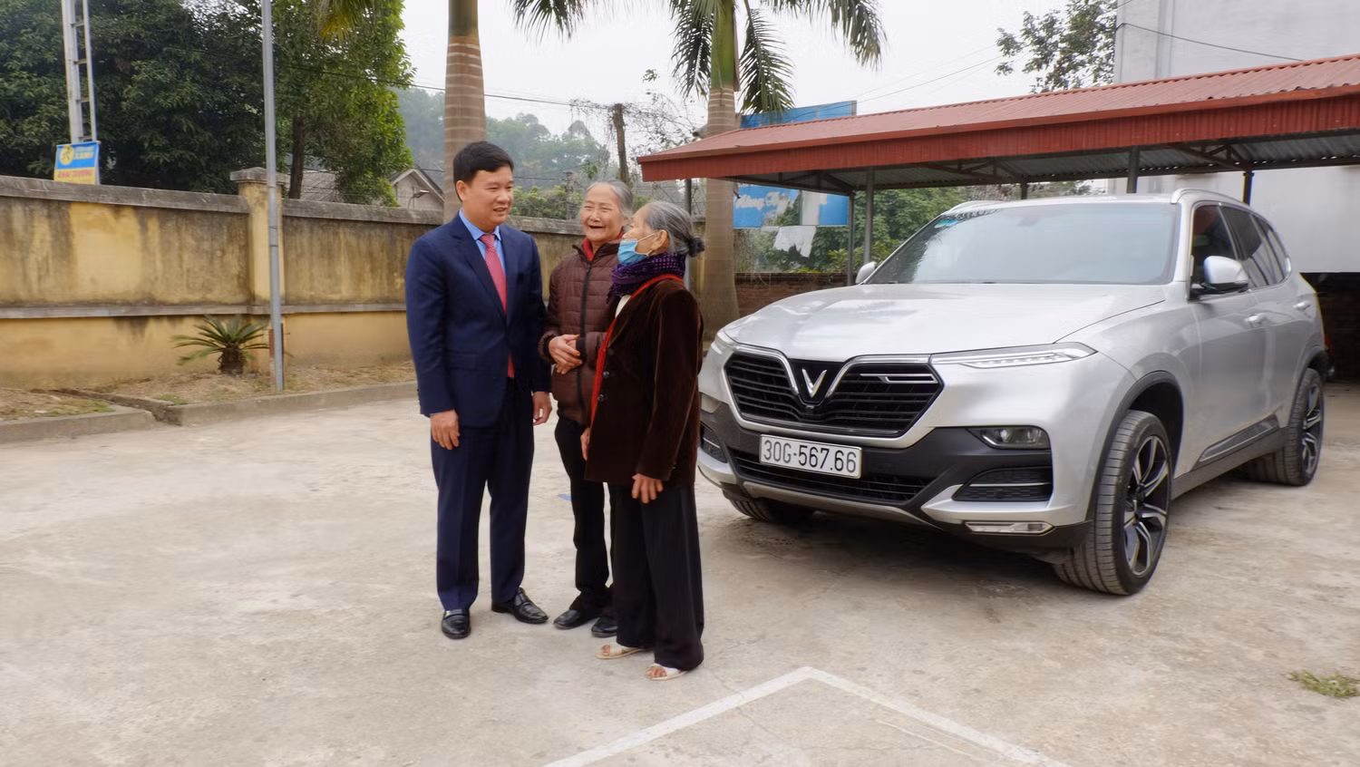 Bên cạnh những món quà tết, Nhà báo Nguyễn Tiến Bình mong các cụ cao niên giữ gìn sức khỏe, động viên con cháu học hành tốt, vươn lên thoát nghèo từ tri thức. Bên cạnh những món quà tết, Nhà báo Nguyễn Tiến Bình mong các cụ cao niên giữ gìn sức khỏe, động viên con cháu học hành tốt, vươn lên thoát nghèo từ tri thức.
