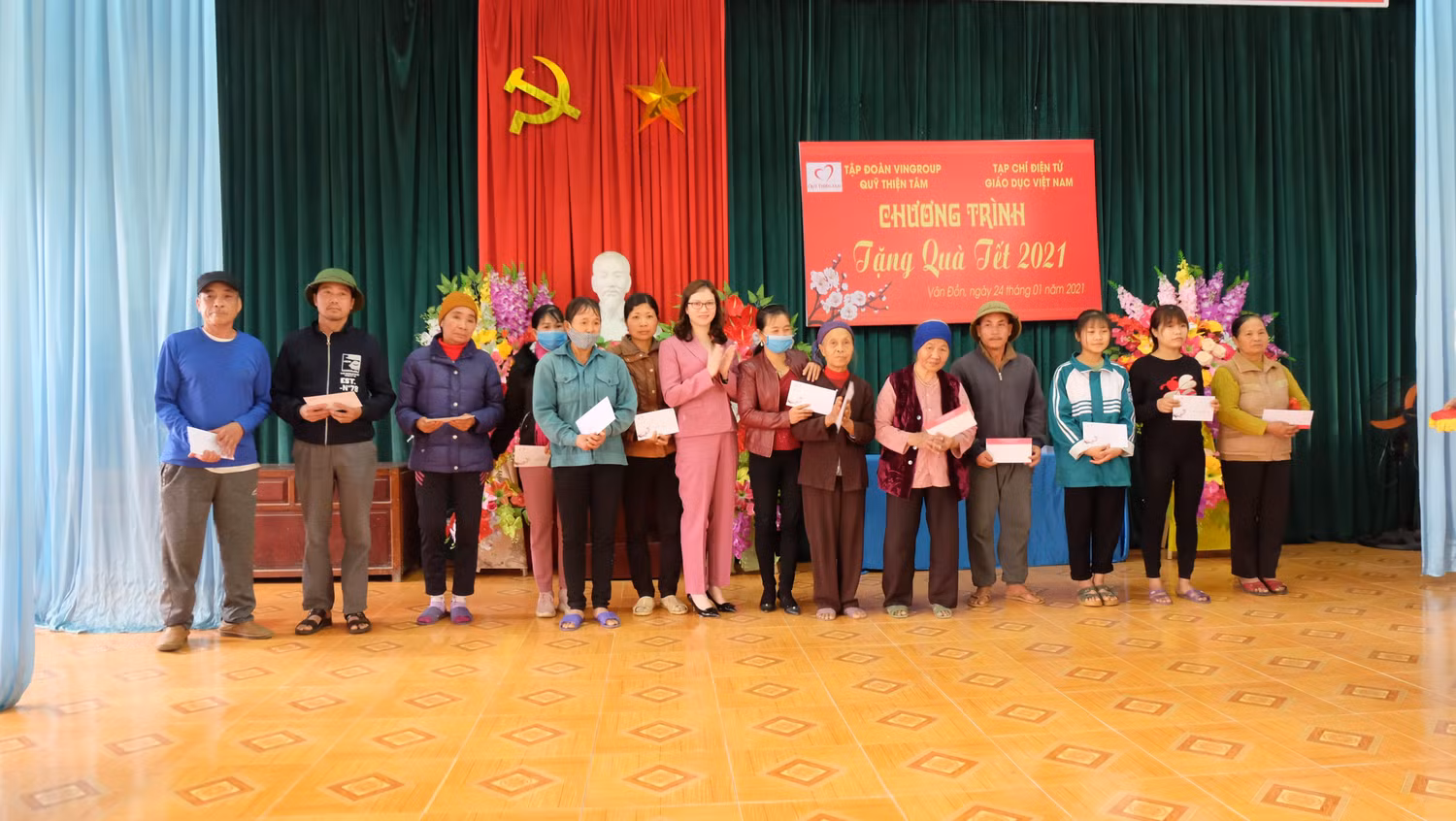 Những món quà từ các nhà hảo tâm sẽ giúp bà con khó khăn có cái tết đầm ấm, đủ đầy hơn. Những món quà từ các nhà hảo tâm sẽ giúp bà con khó khăn có cái tết đầm ấm, đủ đầy hơn.