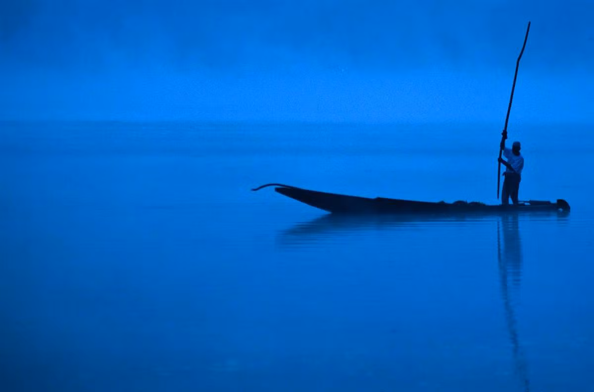 Cảnh một ngư dân đang chèo thuyền trên hồ Dal Lake,ở Srinagar vào sáng sớm (ảnh chụp ngày 17/9/2011). Cảnh một ngư dân đang chèo thuyền trên hồ Dal Lake,ở Srinagar vào sáng sớm (ảnh chụp ngày 17/9/2011).