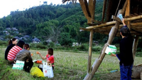 Các đồng đẳng viên xã Chế Cu Nha, huyện Mù Cang Chải (Yên Bái) tuyên truyền các kiến thức phòng, chống HIV/AIDS Các đồng đẳng viên xã Chế Cu Nha, huyện Mù Cang Chải (Yên Bái) tuyên truyền các kiến thức phòng, chống HIV/AIDS