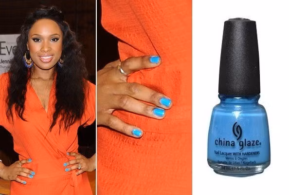 Jennifer Hudson là cô nàng khá màu mè nên dù diện áo cam sặc sỡ, cô nàng vẫn chọn thêm màu móng xanh cực nổi bật.