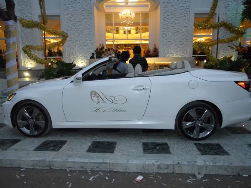 Chiếc Lexus mui trần dùng để cho các cặp đôi trong ngày vui hạnh phúc. "Hera Palace", là tên của vị thần tình yêu, bắn mũi tên kết nối các cặp đôi gắn kết với nhau trong cuộc đời.