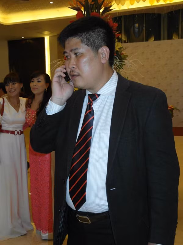 Phước Sang cùng Quyền Linh và 3 người nữa, thành lập công ty Huynh Đệ từ năm 1998 và chính công ty này đã mở một trung tâm biểu diễn nghệ thuật đa năng mang tên Hera Palace, tại số 119 Hoàng Hoa Thám, thành phố biển Vũng Tàu. Đây là nhà hàng cao cấp, có chức năng tổ chức tiệc cưới, các sự kiện lớn và biểu diễn các chương trình nghệ thuật, có sức chứa cùng lúc 5000 người. Trong ngày khai trương, nghệ sĩ Phước Sang khá bận rộn.