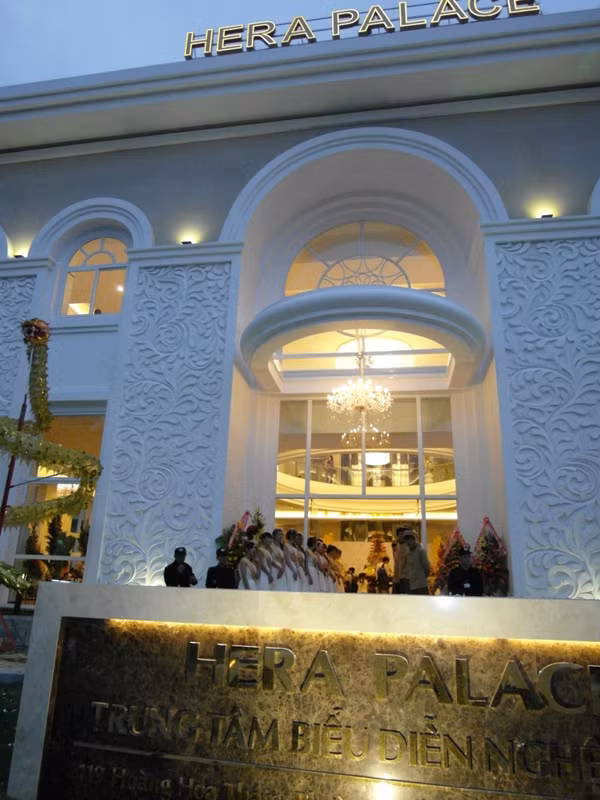 Bên ngoài trung tâm biểu diễn nghệ thuật Hera Palace.