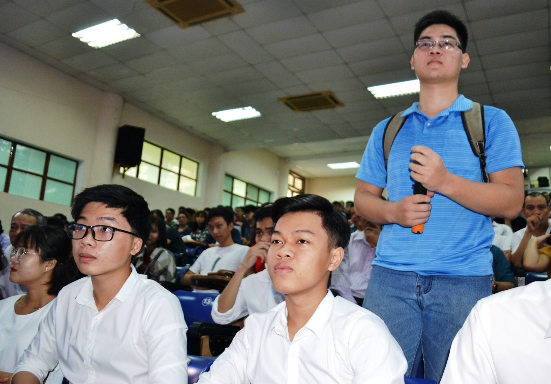 Tân sinh viên nêu những thắc mắc, câu hỏi với Hiệu trưởng. Ảnh: TT