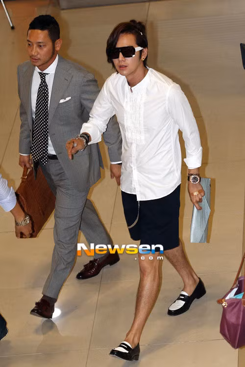 Sẽ đẹp hơn nếu Jang Geun Suk xắn tay áo cao hơn một chút hoặc thay chiếc sơ mi kia bằng chiếc áo thun trắng cùng màu. Xem thêm: Đẹp trai và phong cách như thần tượng Hàn Quốc Jae Bum Sẽ đẹp hơn nếu Jang Geun Suk xắn tay áo cao hơn một chút hoặc thay chiếc sơ mi kia bằng chiếc áo thun trắng cùng màu. Xem thêm: Đẹp trai và phong cách như thần tượng Hàn Quốc Jae Bum