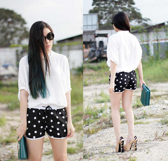 Short denim, short chấm bi năng động phù hợp với những bạn gái tinh nghịch, trẻ trung. Có thể mix với áo full hoặc sơ mi đơn giản. Xem thêm:Thổi bùng xu hướng hè với thời trang đường phố tuyệt đẹp