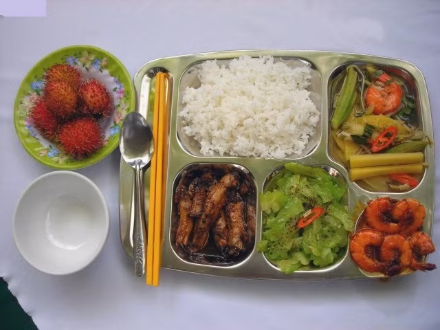 Chỉ ăn một nửa phần thức ăn khi ăn ngoài: Đôi khi bạn đi ăn ngoài hàng và một suất thức ăn của họ thật khổng lồ có thể đủ cho 2 hay 3 người ăn một lúc. Vì vậy hãy yêu cầu nhân viên phục vụ gói một nửa -suất ăn cho bạn mang về và bạn sẽ không phải cố ăn quá nhiều. Phần thức ăn còn lại có thể dùng cho bữa tiếp theo. Xem thêm: Móng tay... nói lên bệnh tật: tim, gan, phổi