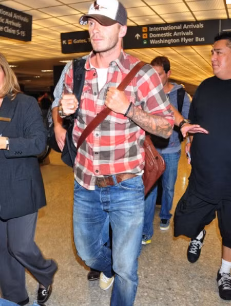 Chiếc áo kẻ ô màu đỏ giúp Becks nổi bật hơn. (Ảnh:24H) Xem thêm: Vợ chồng Becks: từ quê mùa lên thành phố