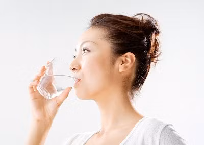 Súc nước muối cũng có tác dụng tiêu diệt vi khuẩn gây viêm họng và nhớ luôn giữ ấm phần cổ. Xem thêm: 26 loại thực phẩm giúp bạn ‘thanh lọc’ cơ thể