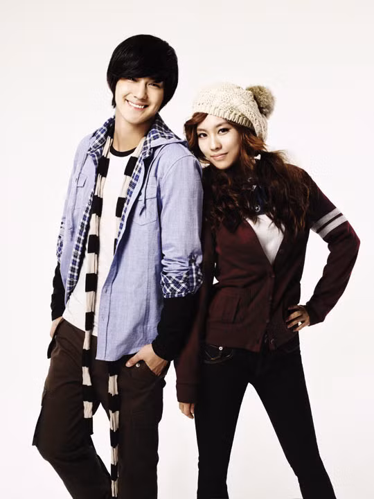 Kim Bum nổi bật trong chiếc khăn đen trắng và bộ đồ cá tính. (Ảnh:BB) Xem thêm:Mỹ nam Lee Min Ho: hotboy từ thủa trong nôi