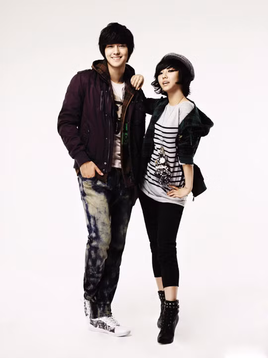 Kim Bum khoe dáng và "đọ sắc" cùng người đẹp. (Ảnh:DT) Xem thêm:Mỹ nam Lee Min Ho: hotboy từ thủa trong nôi