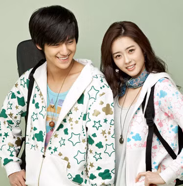 Kim Bum trong phong cách thời trang "chống nắng". (Ảnh:2S) Xem thêm:Mỹ nam Lee Min Ho: hotboy từ thủa trong nôi