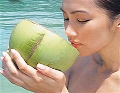 Ngoài ra, không giống ORS, nước dừa có hàm lượng natri và clorua thấp, nhưng giàu đường và acid amin, giúp cân bằng thành phần chất lỏng nên nó thực sự là đồ uống lý tưởng hơn bất kỳ đồ uống giải khát mà hiện nay đang có bán trên thị trường. Xem thêm:Táo là loại quả chứa nhiều thuốc trừ sâu nhất?