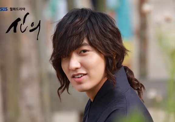 Lee Min Ho với nụ cười rất duyên và mái tóc mang phong cách lãng tử cổ trang. (Ảnh: Zing) Xem thêm:Sao Hàn bỗng dưng từ "xinh gái" thành "đẹp giai"