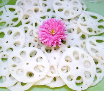 12. Củ sen: Tác dụng lợi tiểu của củ sen, giúp thúc đẩy chất bã nhanh chóng được bài ra mà làm sạch máu. Củ sen thích hợp dùng ăn sống lẫn chín. Củ sen xay ra nước, có thể nêm ít mật ong dùng uống trực tiếp, cũng có thể sắc nước, nêm ít đường, dùng uống lúc ấm. Xem thêm: Phòng trừ ung thư hiệu quả với rau củ quanh ta