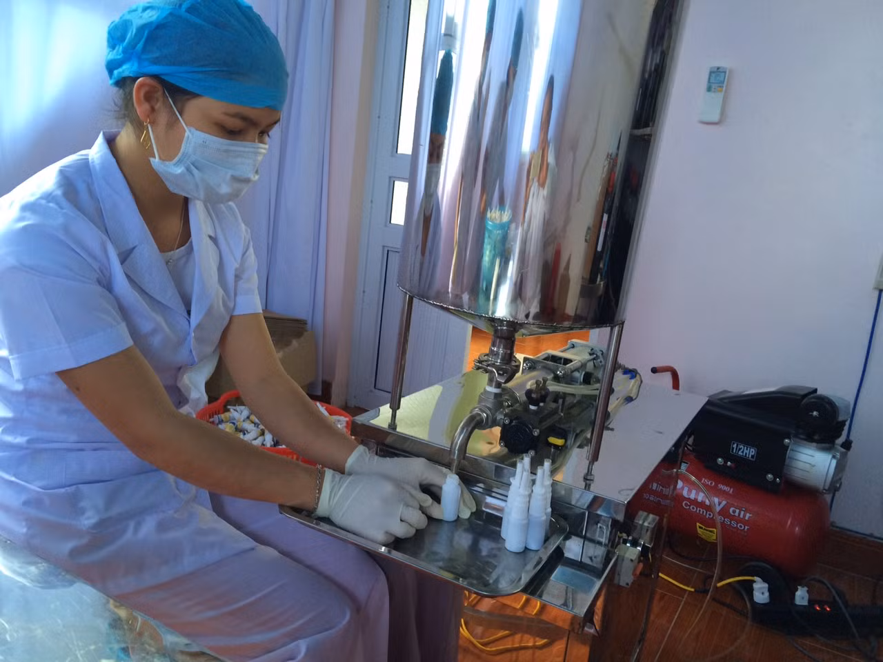 Ông tự hào vì thuốc được cấp đăng ký của Bộ Y tế và ông cũng có một xưởng sản xuất hiện đại. Ảnh SH