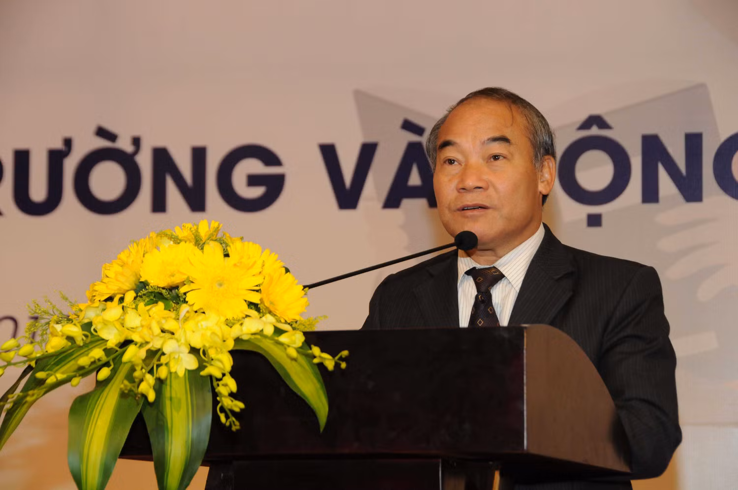 Theo Thứ trưởng Nguyễn Vinh Hiển: Đọc sách để tiếp thu tri thức, rèn luyện kĩ năng, tình cảm và thói quen hữu ích để nuôi dưỡng tâm hồn, hoàn thiện nhân cách, đọc sách để không lạc hậu. Ảnh Khang Nguyễn/Bộ GD&amp;ĐT