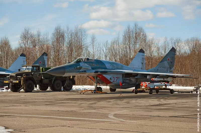 Máy bay MiG-29SMT (số hiệu 27) trước khi cất cánh