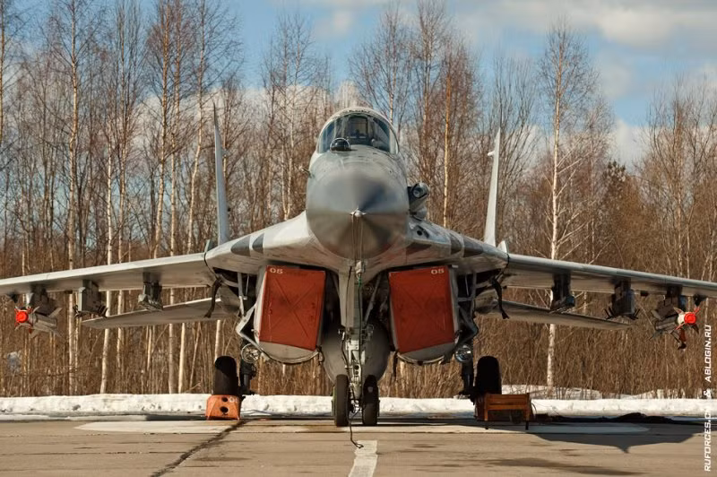 MiG-29SMT số hiệu 05 tại sân bay