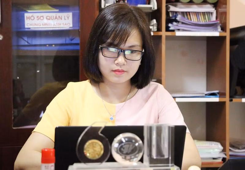 Cô giáo Bùi Kiều Chinh không ngừng nâng cao kiến thức, cập nhật phương pháp mới, hiệu quả trong giảng dạy, chăm sóc trẻ tự kỷ. (Ảnh: Nguyễn Dung) Cô giáo Bùi Kiều Chinh không ngừng nâng cao kiến thức, cập nhật phương pháp mới, hiệu quả trong giảng dạy, chăm sóc trẻ tự kỷ. (Ảnh: Nguyễn Dung)