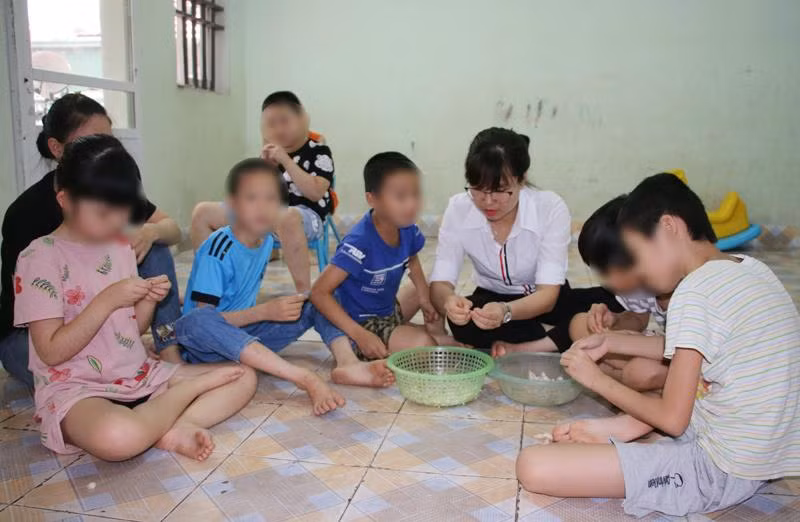 Cô giáo Bùi Kiều Chinh cùng các em nhỏ của lớp trẻ tự kỷ đặc trưng luyện tập một số kỹ năng làm việc. (Ảnh: Nguyễn Dung) Cô giáo Bùi Kiều Chinh cùng các em nhỏ của lớp trẻ tự kỷ đặc trưng luyện tập một số kỹ năng làm việc. (Ảnh: Nguyễn Dung)
