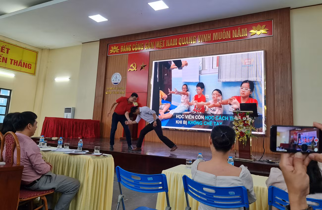 Thạc sĩ Nguyễn Phồn Hưng chia sẻ kỹ năng thoát hiểm khi con trẻ bị bắt cóc (Ảnh: Lã Tiến) Thạc sĩ Nguyễn Phồn Hưng chia sẻ kỹ năng thoát hiểm khi con trẻ bị bắt cóc (Ảnh: Lã Tiến)