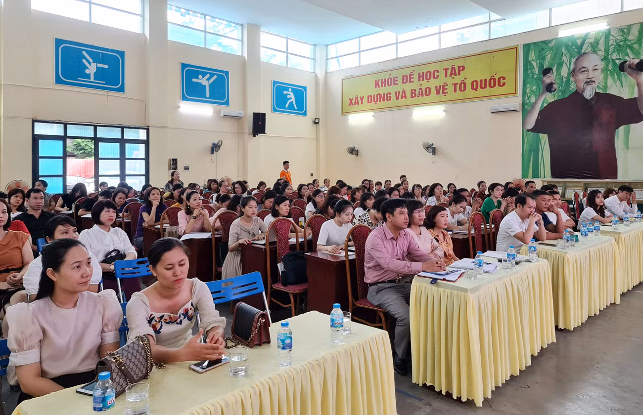Buổi tập huấn thu hút sự chăm chú theo dõi của các thầy, cô giáo và các bậc phụ huynh (Ảnh: Lã Tiến) Buổi tập huấn thu hút sự chăm chú theo dõi của các thầy, cô giáo và các bậc phụ huynh (Ảnh: Lã Tiến)