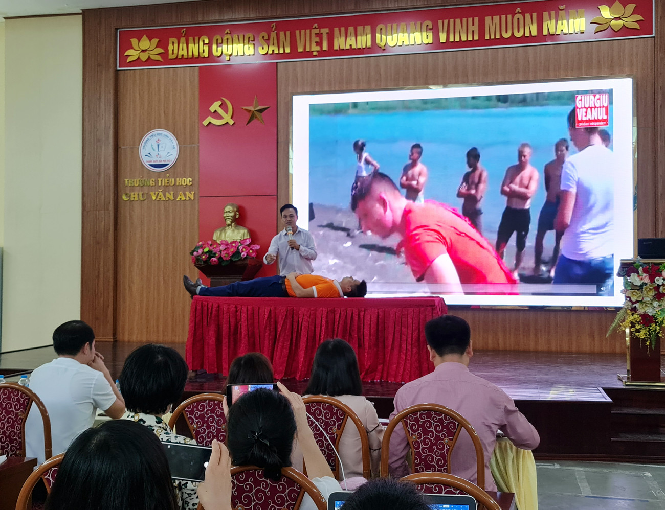 Thạc sĩ Nguyễn Phồn Hưng chia sẻ kỹ năng cứu người bị đuối nước (Ảnh: Lã Tiến) Thạc sĩ Nguyễn Phồn Hưng chia sẻ kỹ năng cứu người bị đuối nước (Ảnh: Lã Tiến)