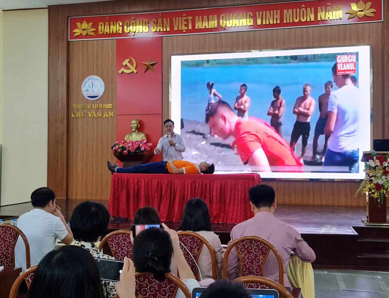 Thạc sĩ Nguyễn Phồn Hưng chia sẻ kỹ năng cứu người bị đuối nước (Ảnh: Lã Tiến) Thạc sĩ Nguyễn Phồn Hưng chia sẻ kỹ năng cứu người bị đuối nước (Ảnh: Lã Tiến)