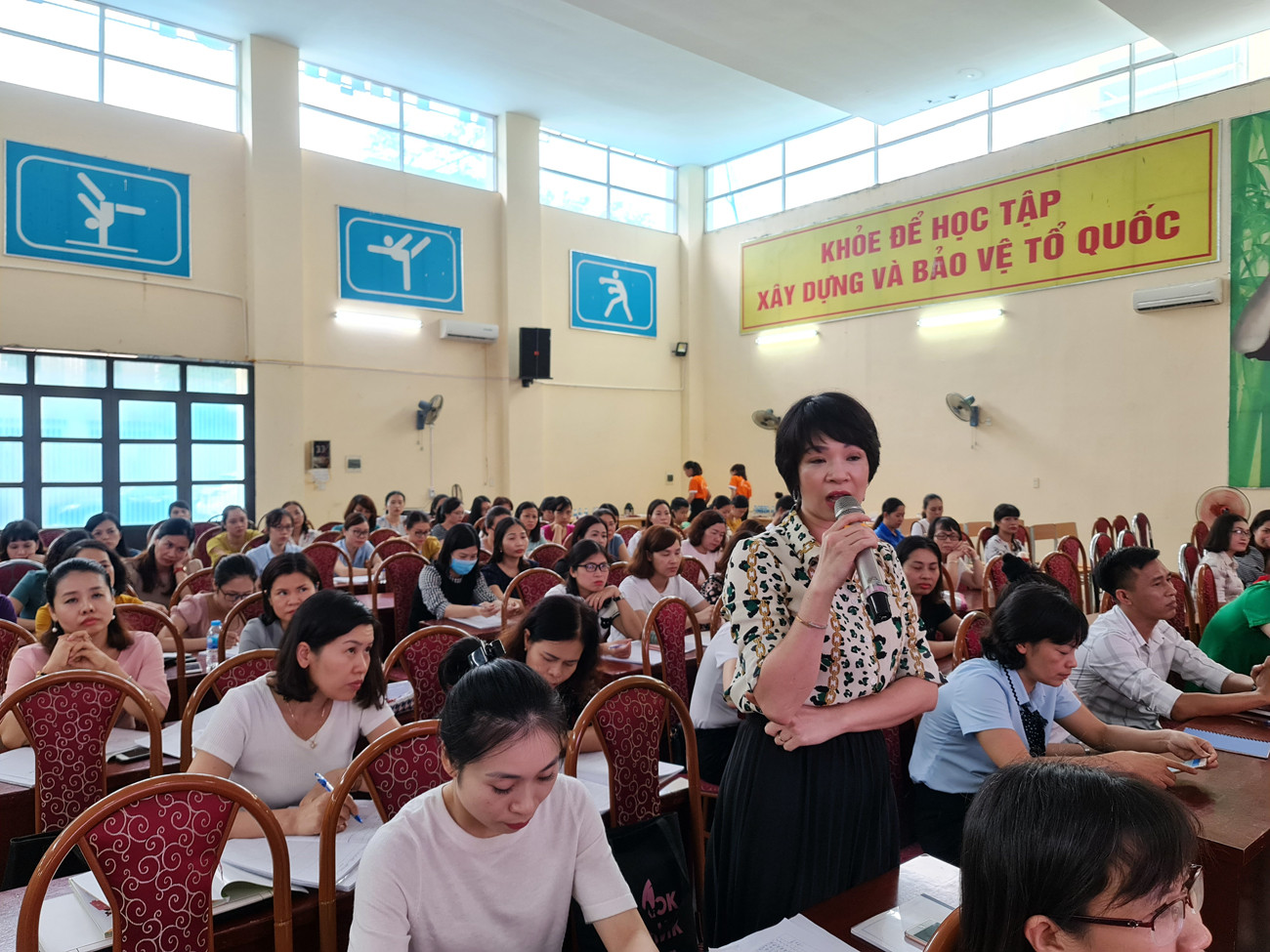 Giáo viên Trường Tiểu học Chu Văn An chia sẻ quan điểm của mình sau buổi tập huấn (Ảnh: Lã Tiến) Giáo viên Trường Tiểu học Chu Văn An chia sẻ quan điểm của mình sau buổi tập huấn (Ảnh: Lã Tiến)