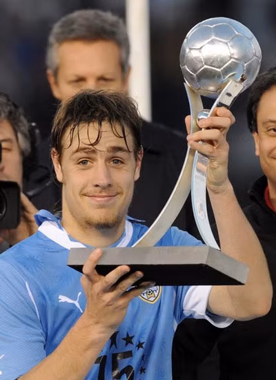 Sebastian Coates cùng danh hiệu Cầu thủ trẻ xuất sắc nhất Copa America 2011.