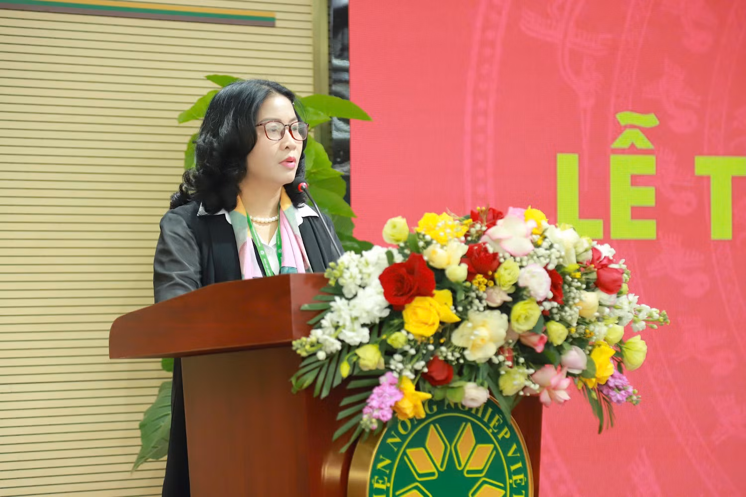 Giáo sư, Tiến sĩ, Nhà giáo ưu tú Nguyễn Thị Lan phát biểu chúc mừng 16 tân tiến sĩ. (Ảnh: NTCC)