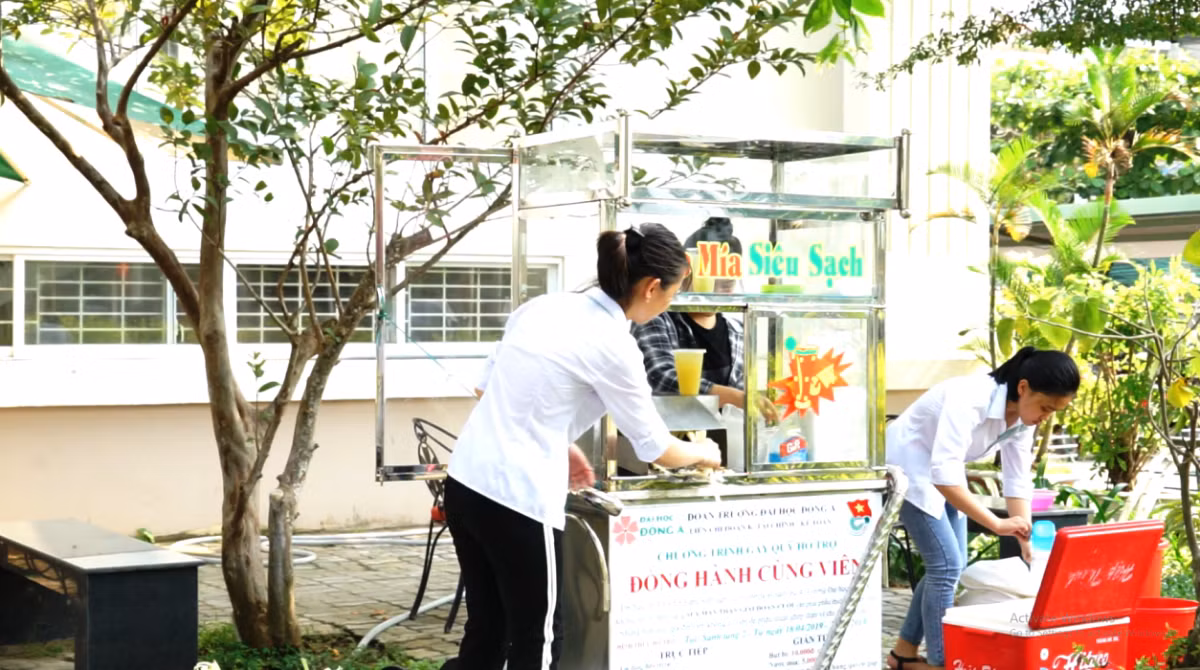 Sinh viên Đại học Đông Á bán nước mía để lấy quỹ giúp Viên bước tiếp lên giảng đường. Ảnh: PC Sinh viên Đại học Đông Á bán nước mía để lấy quỹ giúp Viên bước tiếp lên giảng đường. Ảnh: PC