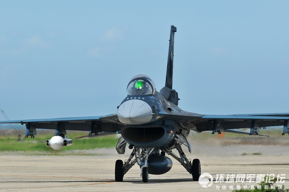 F-2 trên đường băng